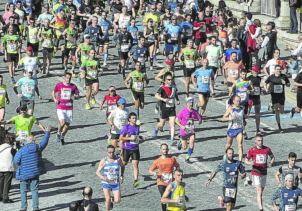 Primeros metros de la Media Maratón Ciudad de Segovia de 2023.