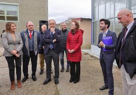 Julio Díez Casero, a la derecha, en la inauguración del invernadero de seguridad biológica el pasado 28 de noviembre, con el rector, en el centro, y la vicerrectora Amalia Rodríguez, a la derecha.