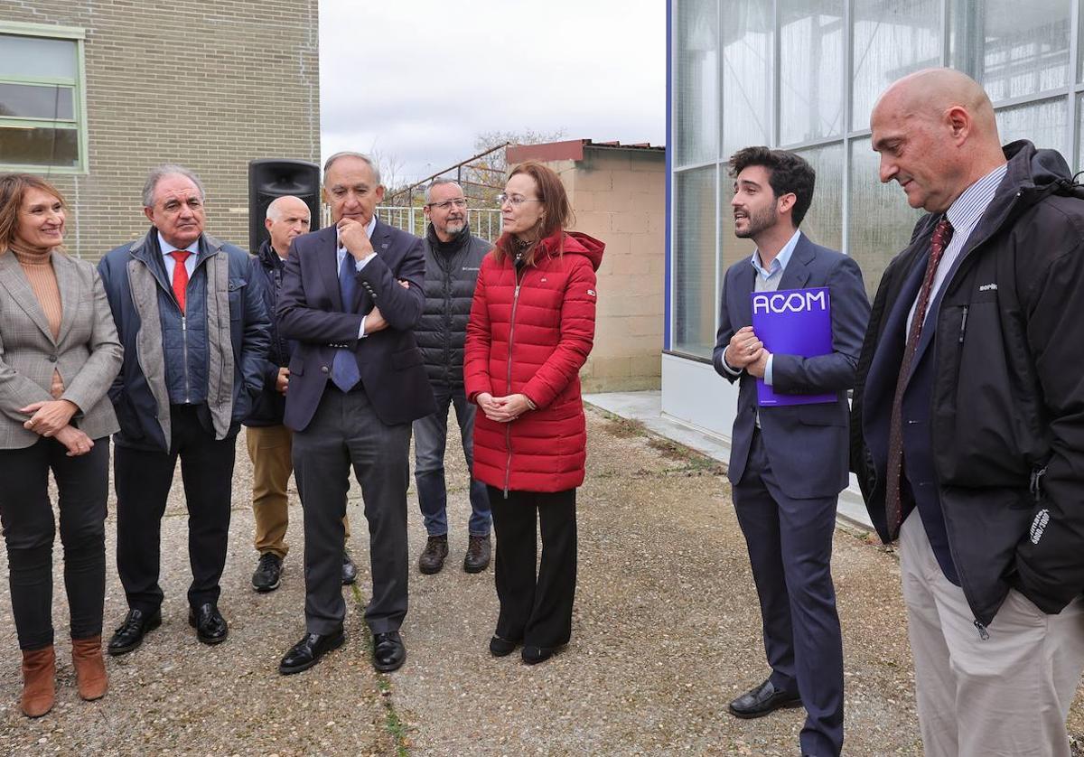 Julio Díez Casero, a la derecha, en la inauguración del invernadero de seguridad biológica el pasado 28 de noviembre, con el rector, en el centro, y la vicerrectora Amalia Rodríguez, a la derecha.