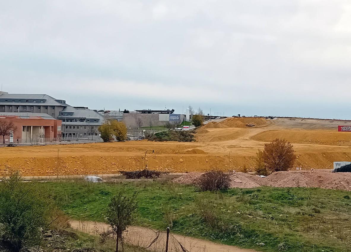 Imagen secundaria 1 - Arriba, obras en la CL-601; abajo, el inicio de los trabajos de urbanización de la ampliación del Hospital General, y a la derecha, andamios y grúa en las reformas en la Residencia Asistida. 