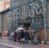 La Plaza de Abastos celebra 125 años con una recreación de época y un mercado floral