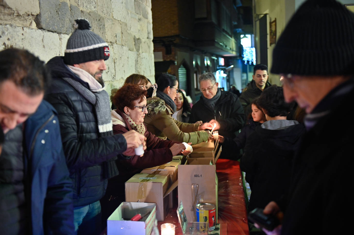 Mil velas iluminan el entorno de la iglesia de San Martín