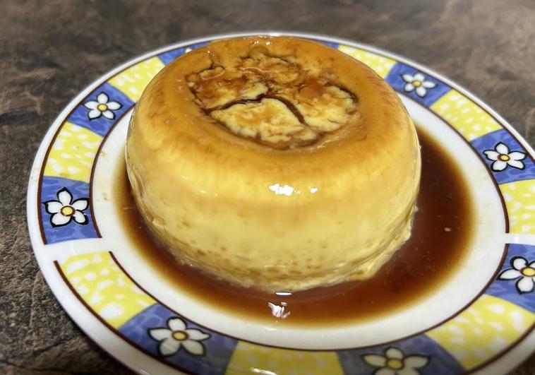 El flan de huevo rápido, rodeado de caramelo, listo para consumir.