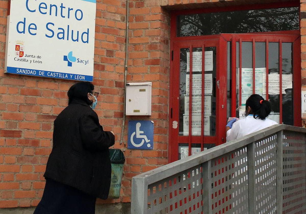 Una paciente accede a un centro de salud de Segovia.