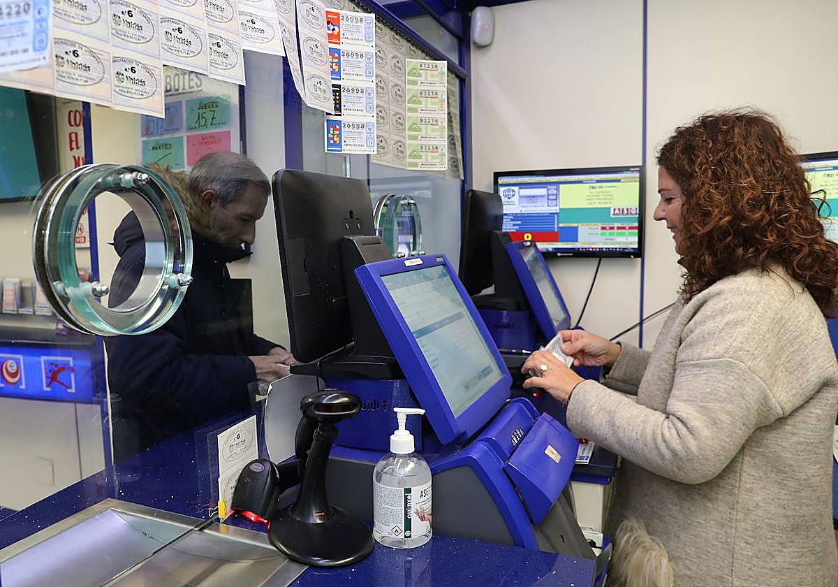 Mar Valdés despacha lotería en su administración, en la avenida Casado del Alisal.