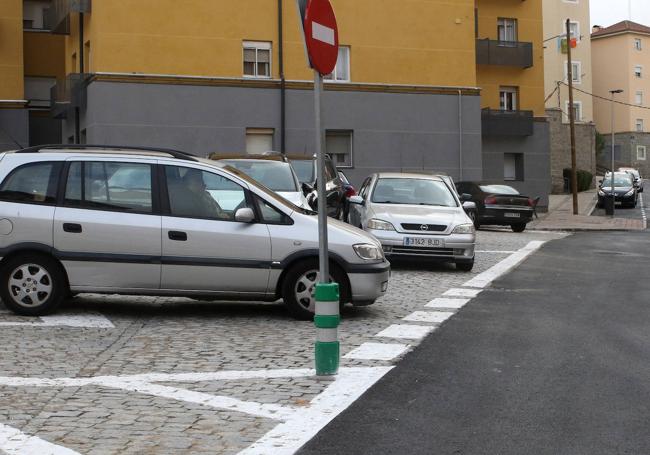 Este punto de la calle Viena es objeto de queja ya que hay vehículos que estacionan más allá de la líena blanca e impiden la visión a los que tratan de maniobrar.