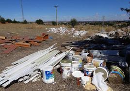 Vertedero ilegal de escombros y basura en el barrio vallisoletano de Las Flores.