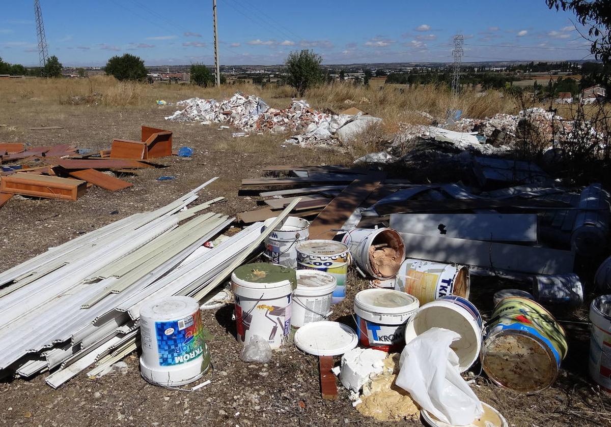 Vertedero ilegal de escombros y basura en el barrio vallisoletano de Las Flores.