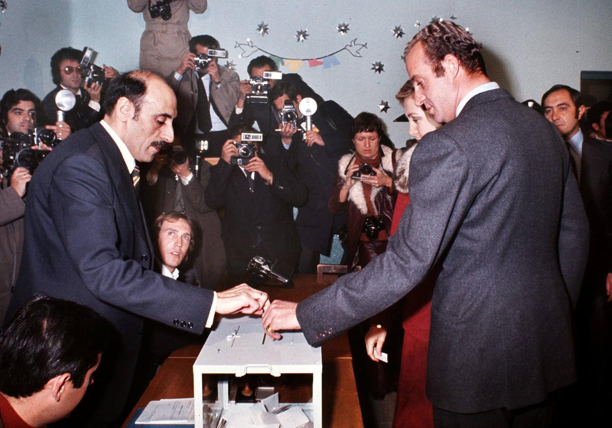 El Rey Juan Carlos vota en el referéndum de la Ley para la Reforma Política de 1976.