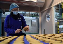 Una trabajadora supervisa la producción de galletas.