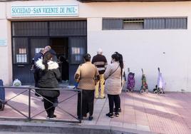 Un grupo de personas recoge alimentos en San Vicente de Paul.