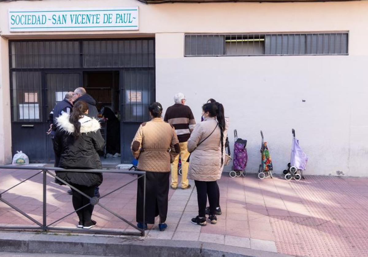 Un grupo de personas recoge alimentos en San Vicente de Paul.