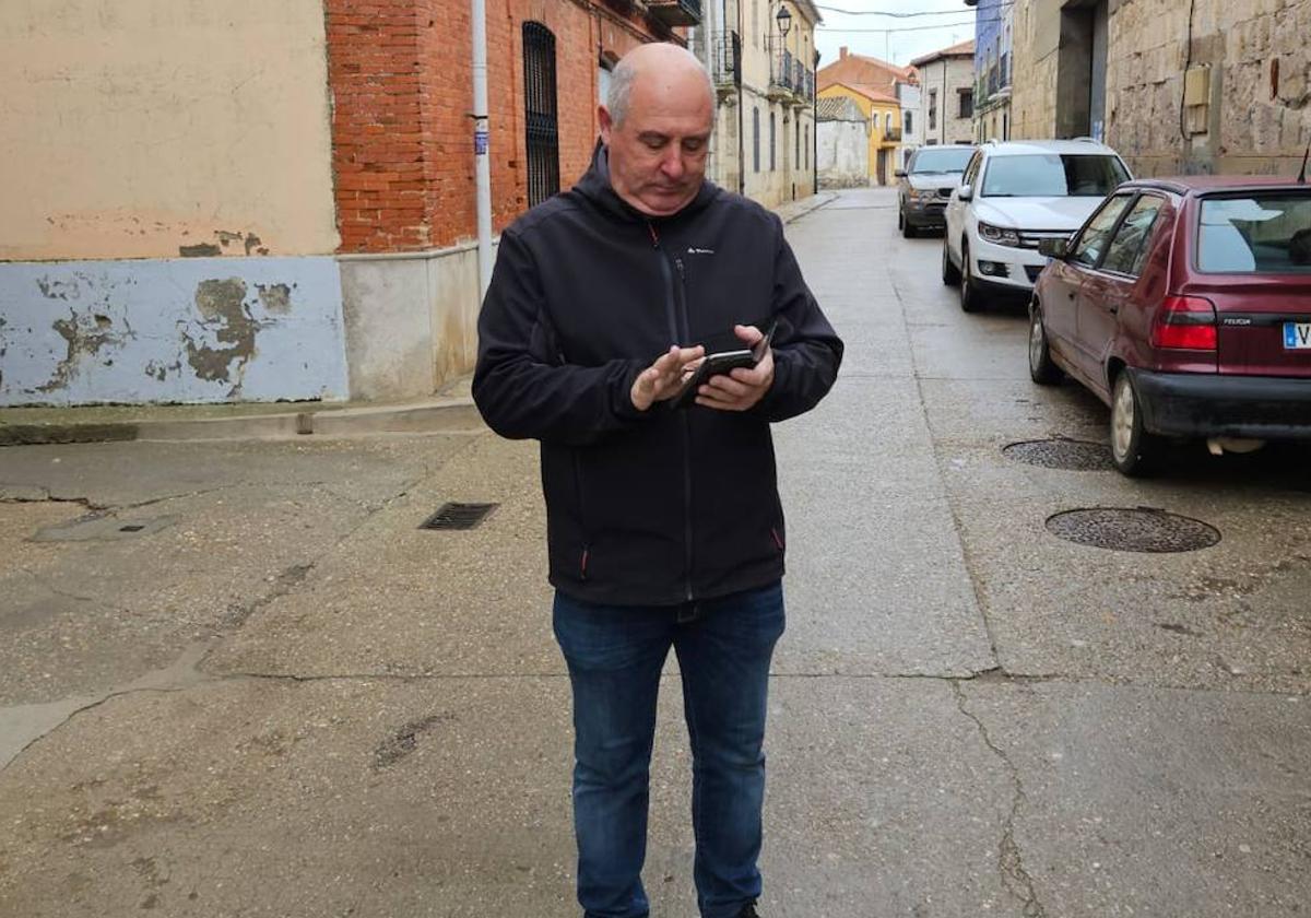 El peñaflorino José Antonio Pérez intentando conectarse a internet desde su móvil