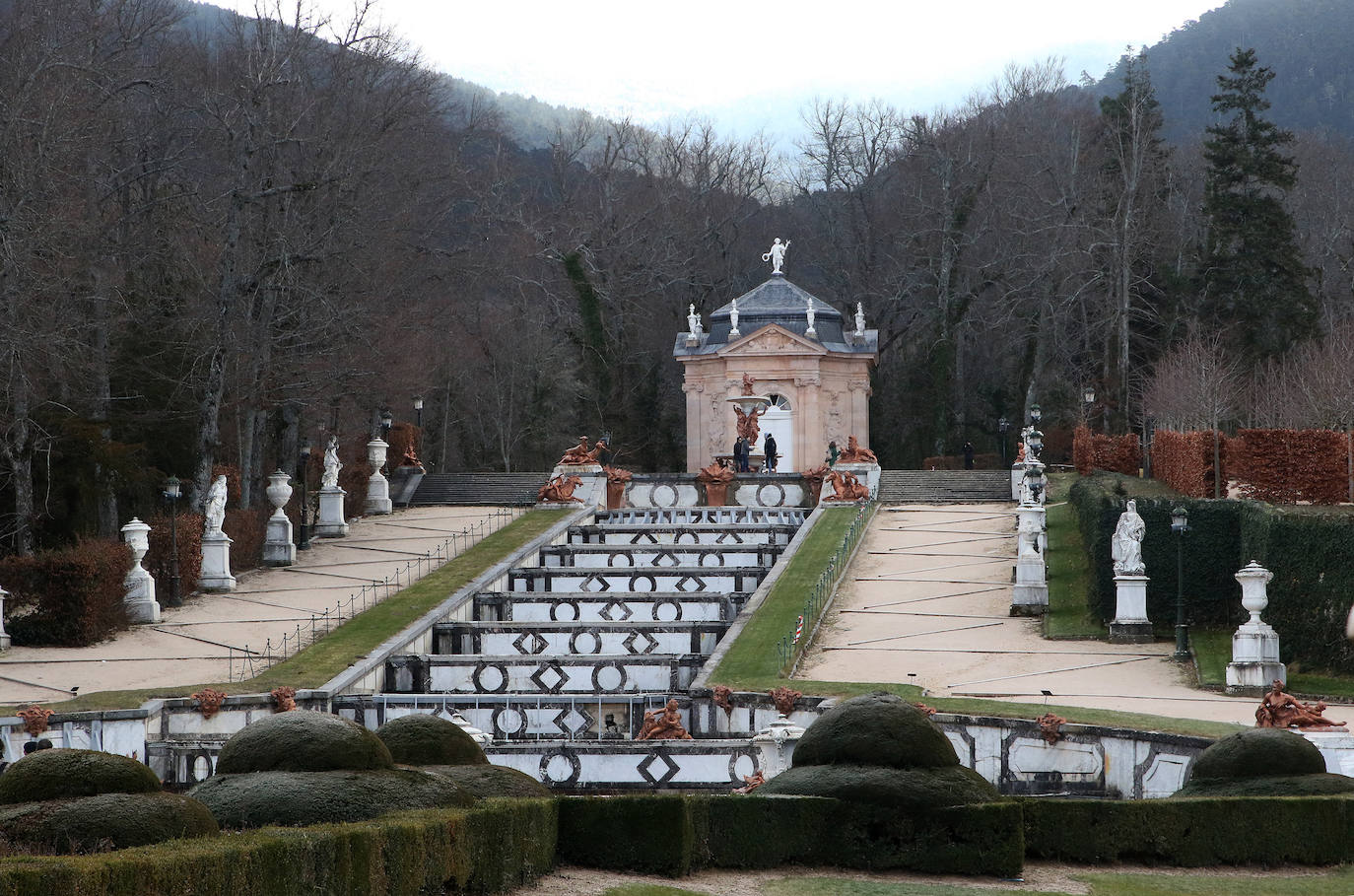 Jardines y fuente del Palacio Real.