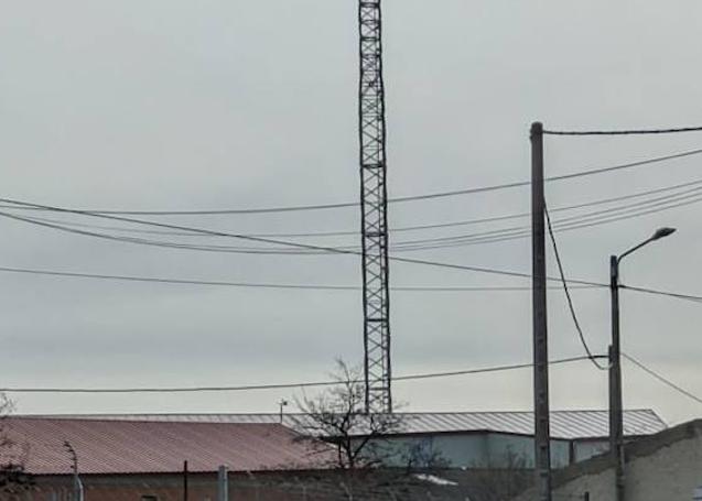 Antena instalada hace dos meses por Movistar que sigue inoperativa