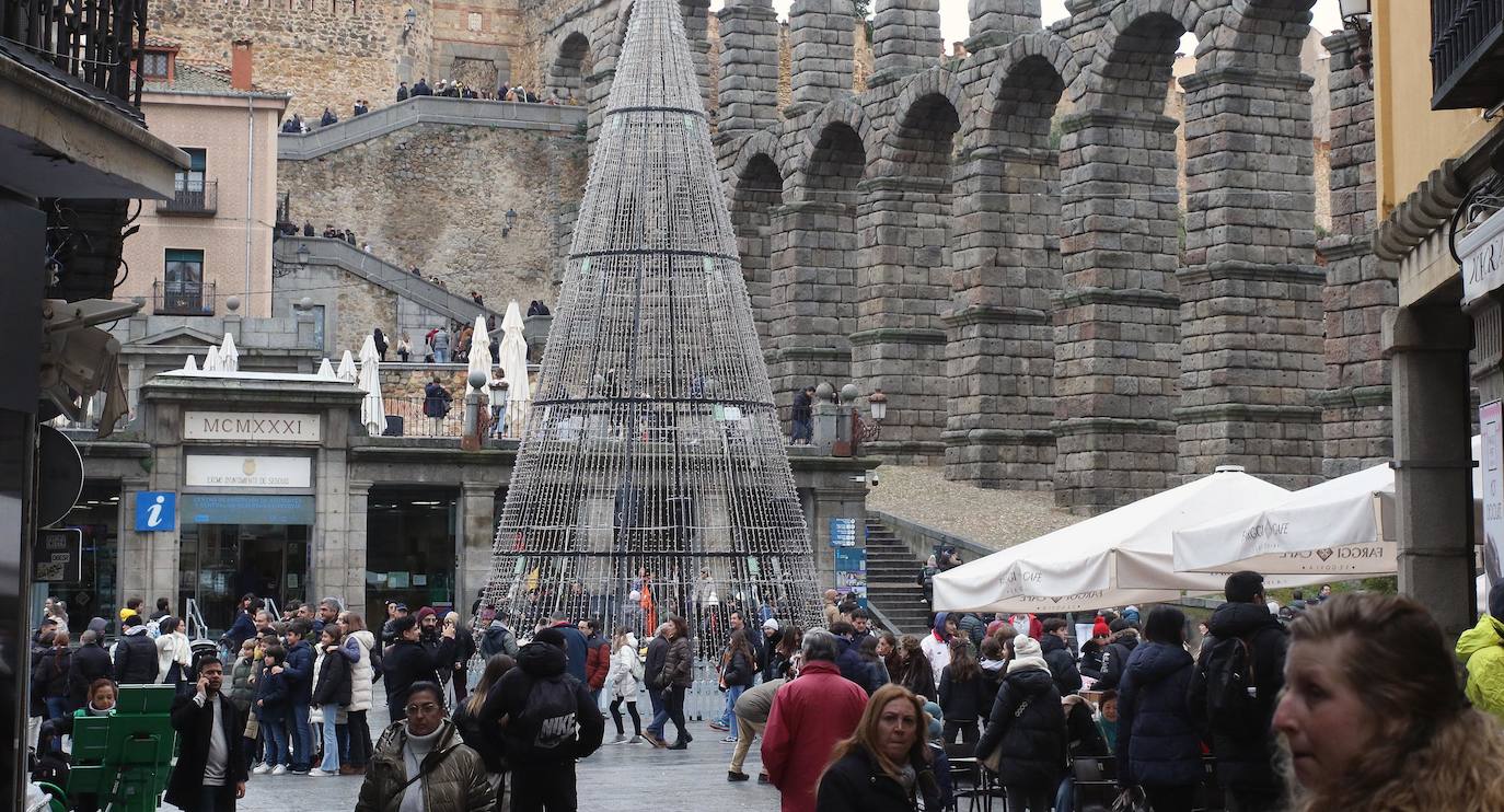 Segovia, repleta de turistas durante el puente