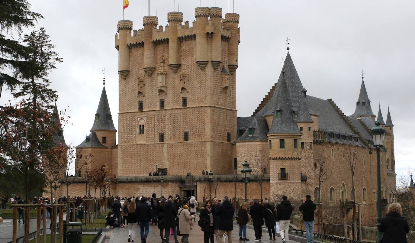 Segovia, repleta de turistas durante el puente