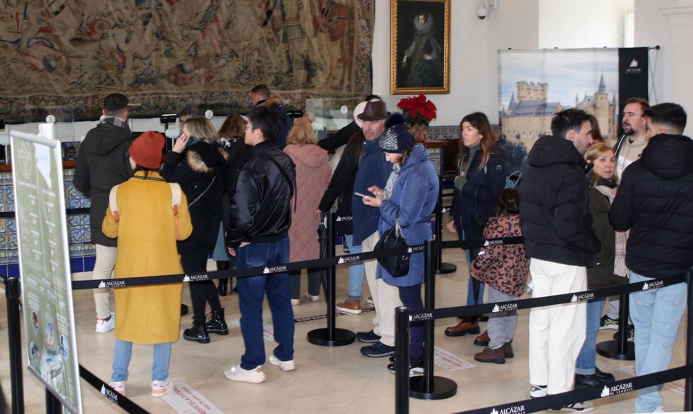 Segovia, repleta de turistas durante el puente