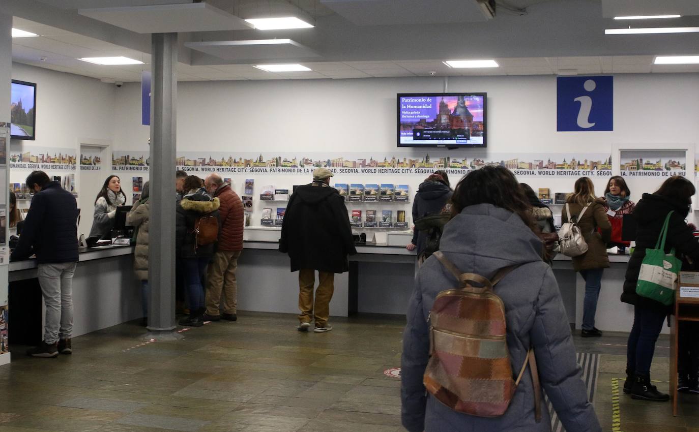 Segovia, repleta de turistas durante el puente