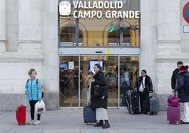 Viajeros en la estación de ferrocarril de Valladolid el primer día del puente de la Constitución y la Inmaculada.