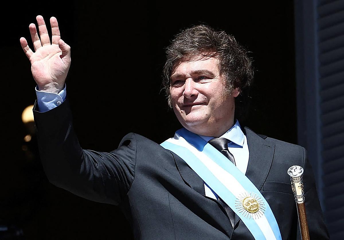 Javier Milei saluda desde el balcón de la Casa Rosada.