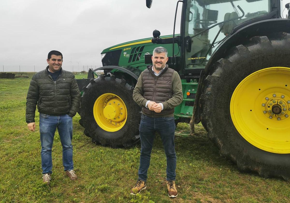 Los hermanos Javier y Fernando García Duque, agricultores de Barruelo del Valle.