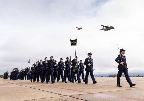 Desfile de las tropas con los dos aviones en el cielo vallisoletano.