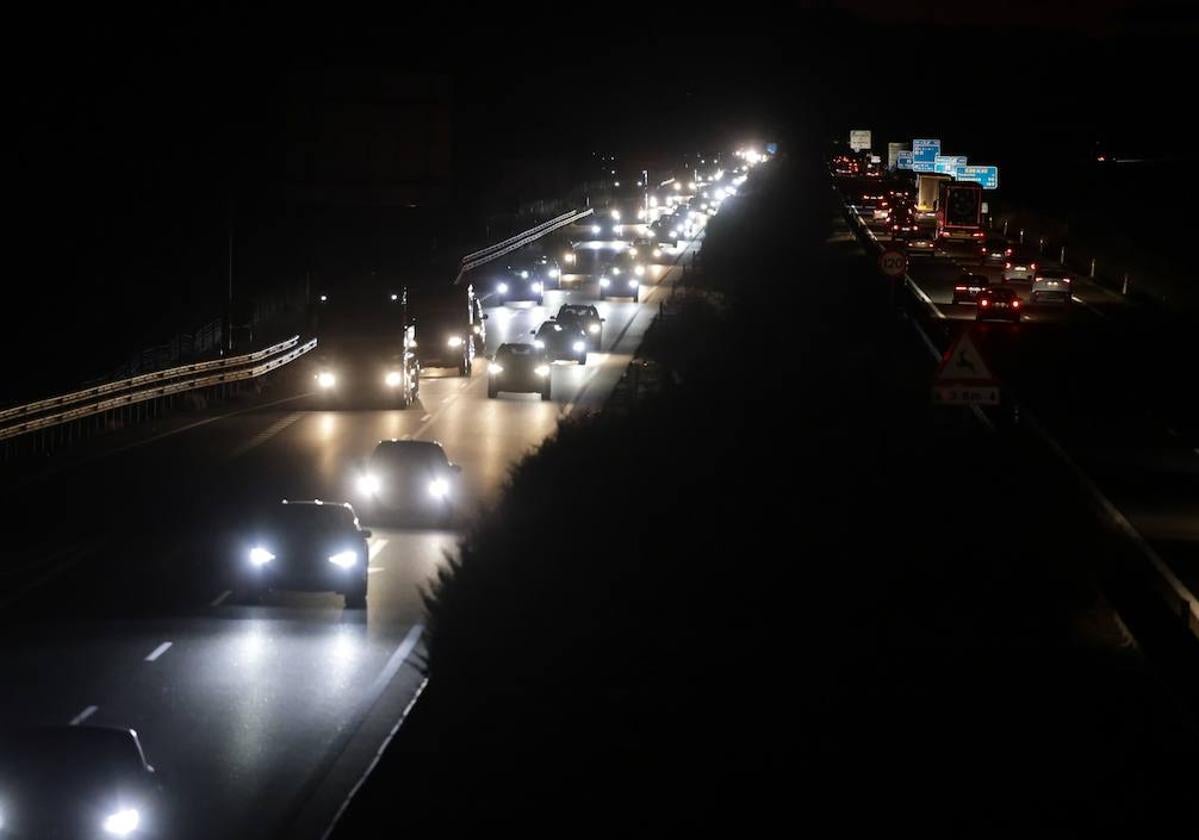 Tráfico denso, a primera hora de la noche de este domingo, en la A-62 a su paso por Valladolid.