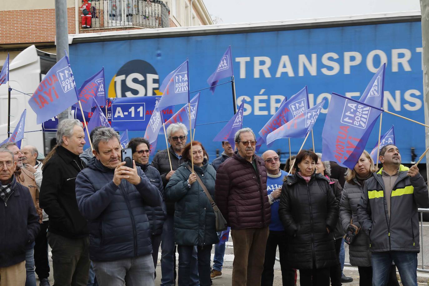 En imágenes, la concentración de la plataforma ciudadana A11 en Peñafiel