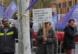 Una señora muestra un cartel reivindicativo en la concentración