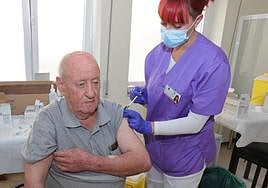 Un hombre se somete al pinchazo de la vacuna, en el arranque de la campaña en octubre.