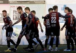 Jugadores de la Gimnástica celebran el tanto del empate.