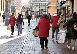 Viandantes en una calle de Valladolid
