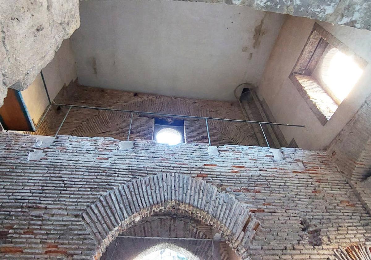 Imagen principal - Arriba, interior de la puerta, con el adarve superior. Debajo, a la izquierda, yeserías del palacio de María de Molina, conservadas en el museo del convento de las Huelgas Reales. A la derecha, la puerta de la Magdalena, con el frente que daba al palacio de la reina María de Molina, y detrás la iglesia.