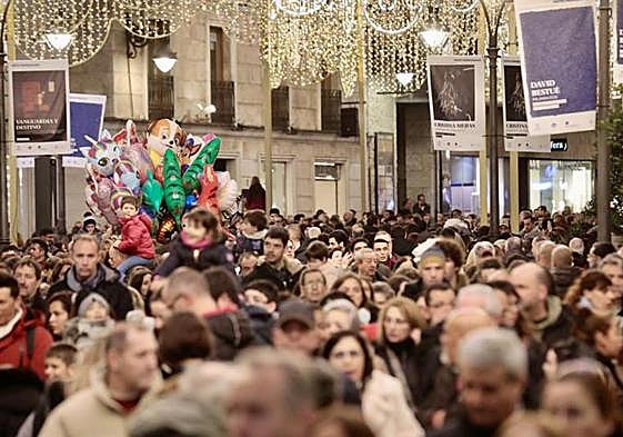 Cientos de personas abarrotaron la calle Santiago el pasado sábado para realizar compras navideñas.