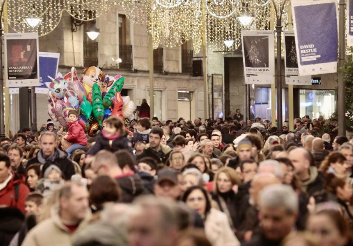 Cientos de personas abarrotaron la calle Santiago el pasado sábado para realizar compras navideñas.