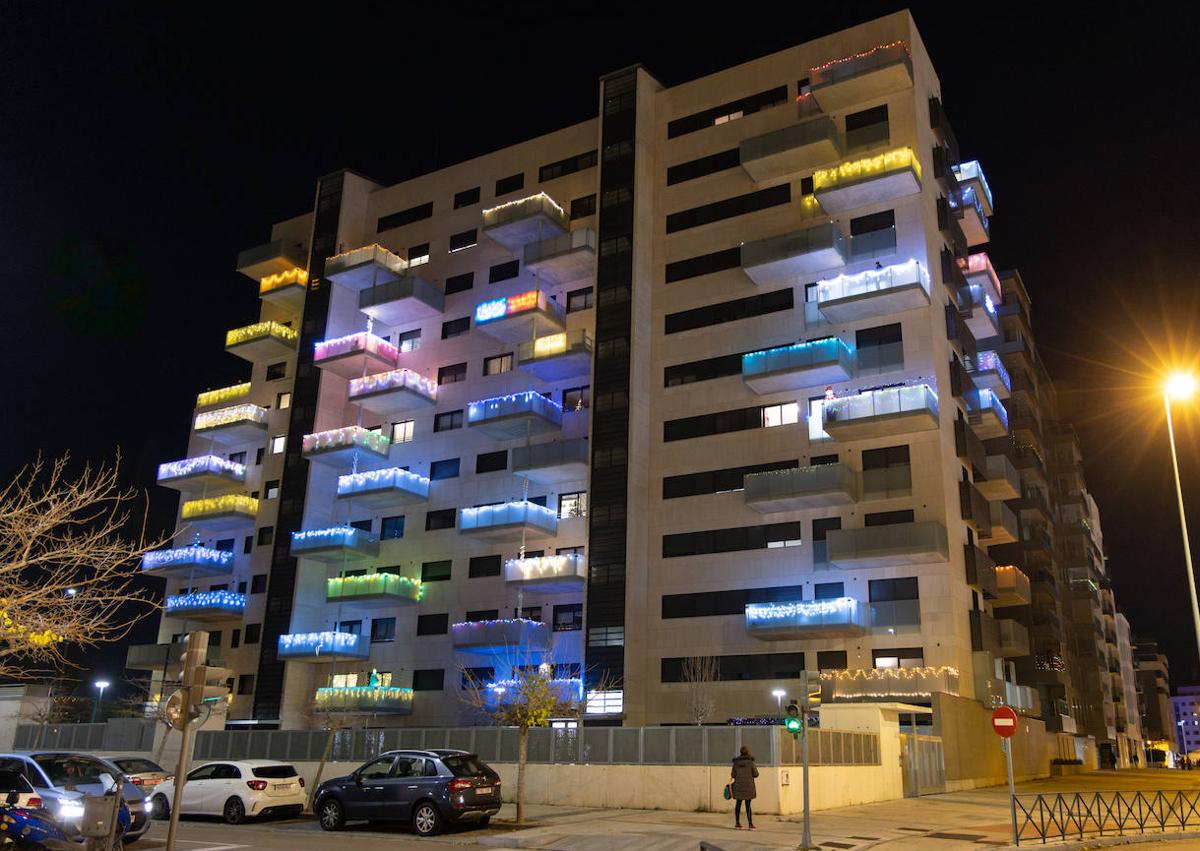 Imagen secundaria 1 - El edificio iluminado, visto desde diferentes perspectivas.