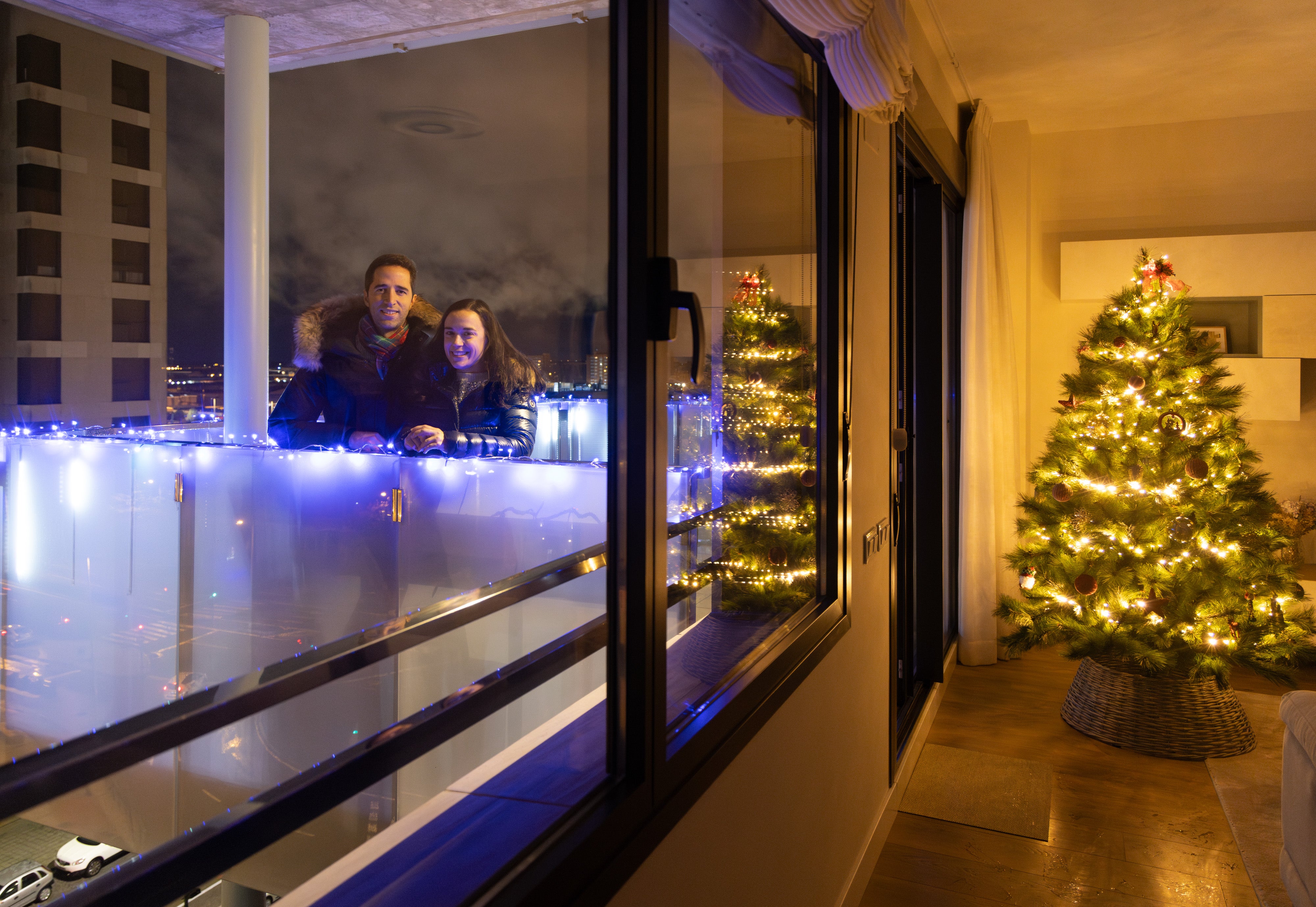 Manuel Nicolás y Natalia Arroyo en la terraza de su casa.