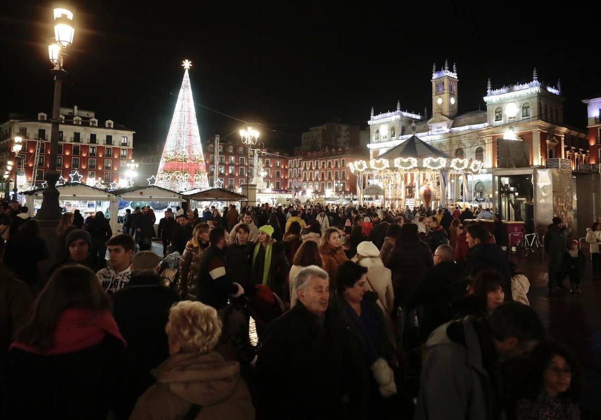 Ambiente en la Plaza Mayor de Valladolid a última hora de la tarde del pasado sábado.