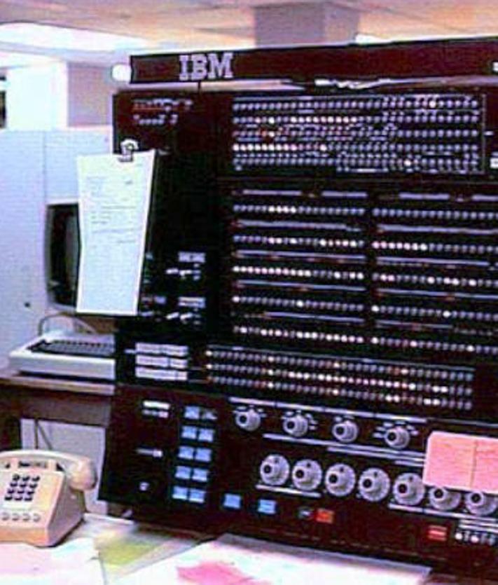 Imagen secundaria 2 - Arriba, maquinaria IBM 140-1 idéntica a la primera que tuvo la Central Contable. Debajo, a la izquierda, armarios IBM de cinta perforada. A la derecha, máquinas IBM 370 como las que tenía el centro al final de su actividad.