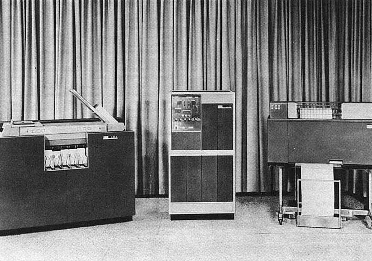 Imagen principal - Arriba, maquinaria IBM 140-1 idéntica a la primera que tuvo la Central Contable. Debajo, a la izquierda, armarios IBM de cinta perforada. A la derecha, máquinas IBM 370 como las que tenía el centro al final de su actividad.