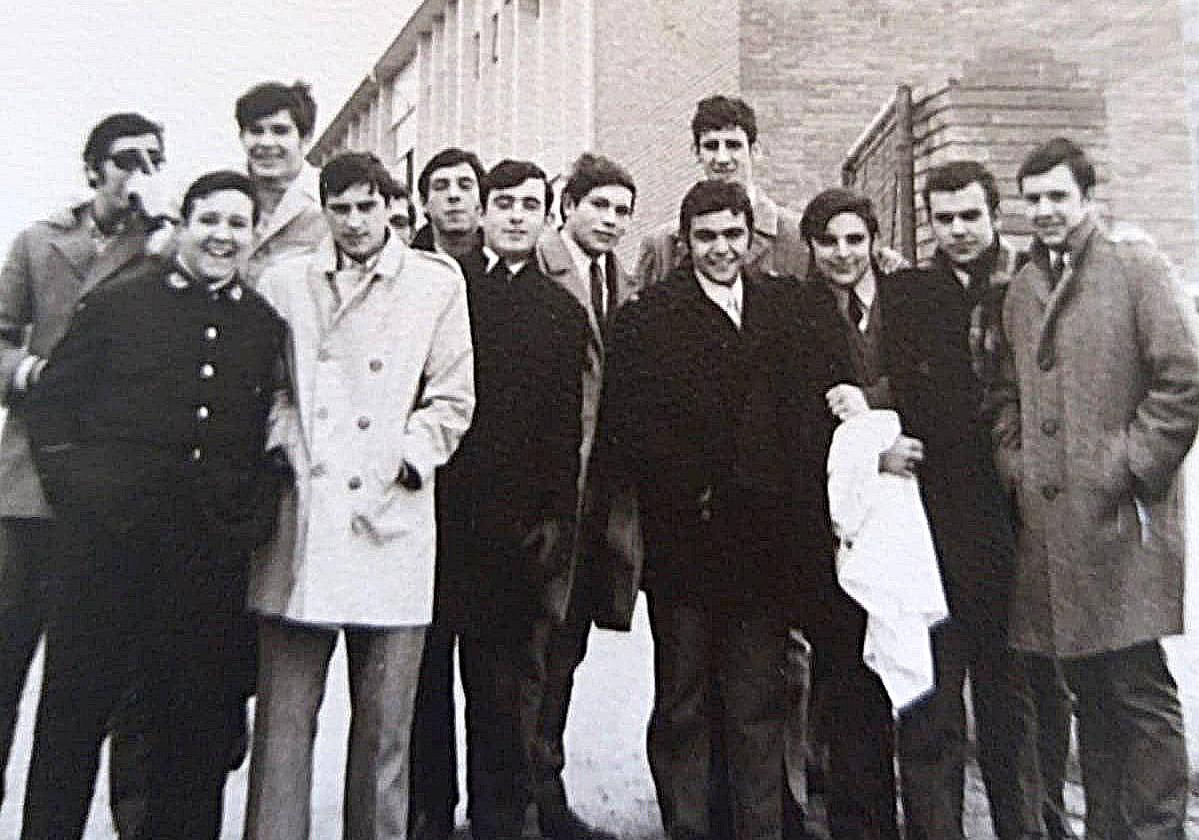 Un grupo de jóvenes trabajadores en la Central Contable de Banesto en Medina del Campo a principios de los años 70.