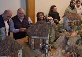 Vecinos y visitantes disfrutan de la exposición de belenes organizada por el Ayuntamiento y la Asociación Belenista Riosecana