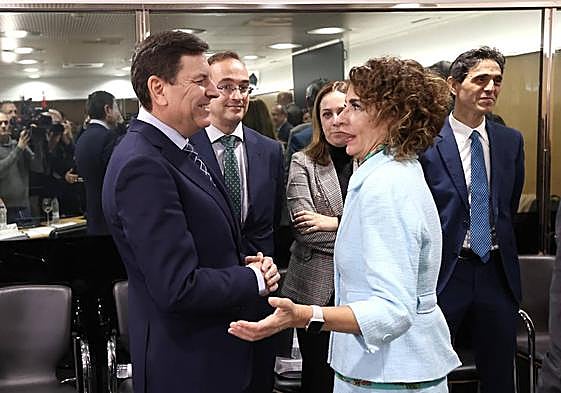 Carlos Fernández Carriedo, consejero de Economía de Castilla y León, charla con la ministra María Jesús Montero antes de comenzar el Consejo de Política Fiscal y Financiera.