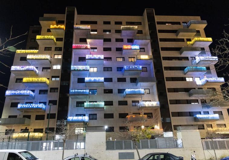 El edificio, con la mayoría de sus balcones iluminados.