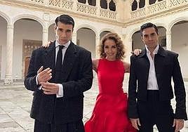 Ana Belén flanqueada por Javier Ambrossi y Javier Calvo en el clalustro del Colegio de San Gregorio, sede del Museo Nacional de Escultura.