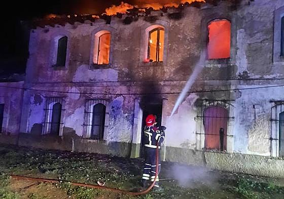 Los bomberos sofocan las llamas en la vivienda.