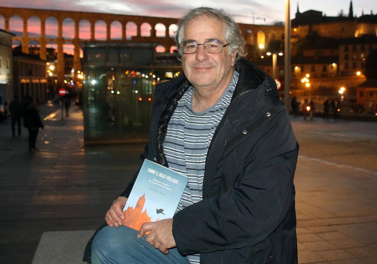 Jesús Pastor, con su libro de refranes.