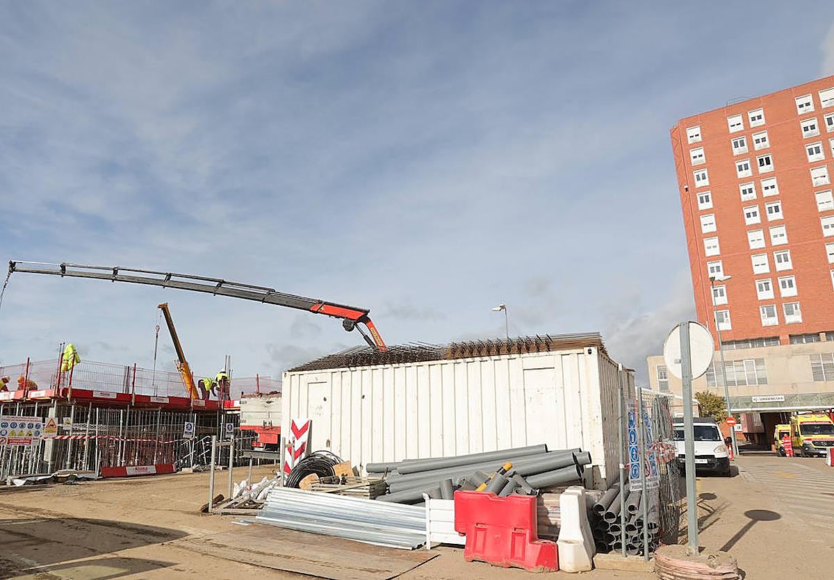 Obras de construcción del bloque técnico del nuevo hospital.