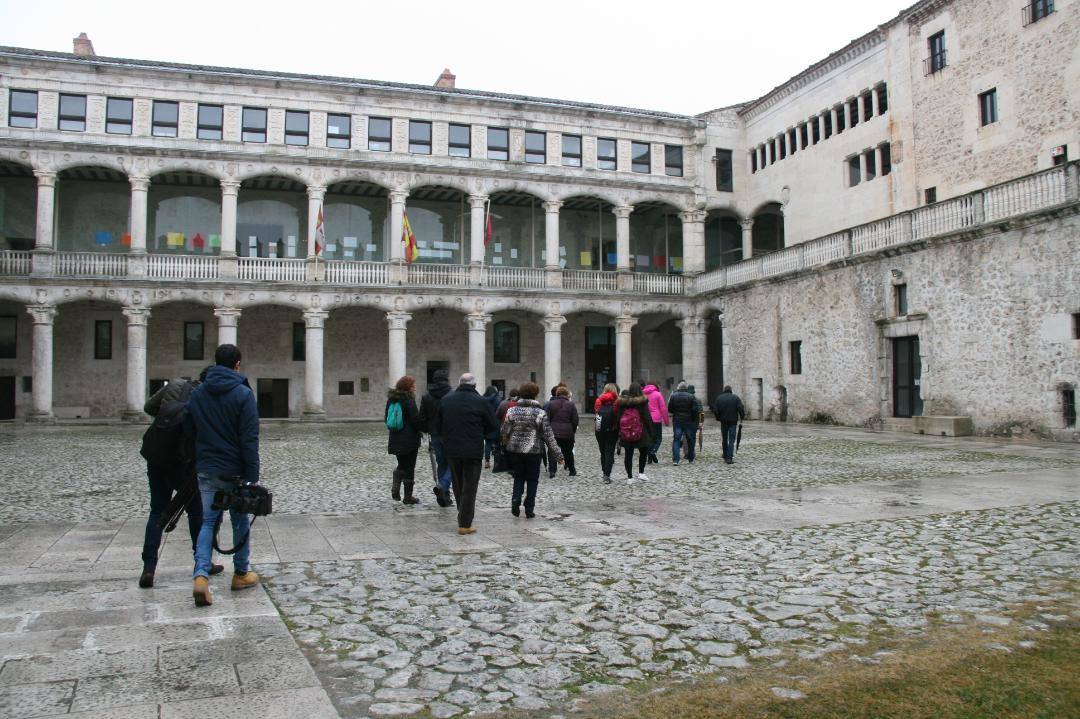 Grupo de turistas en el patio de castillo de Cuéllar.